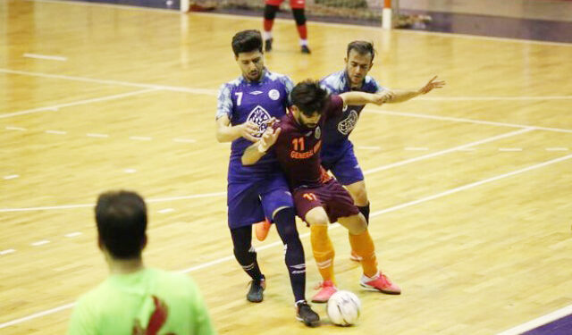 مرحله نهایی لیگ دسته دوم فوتسال کشور آیندگان شکست را به صدرنشین تحمیل کرد