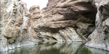 چشمه آبگرم کمشک در بستک ساماندهی می شود