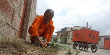 کارگران شهرداری بندرلنگه منتظر تحقق وعده استاندار