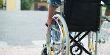 معاون کمیته امداد استان؛ یک خیر ۳۰ دستگاه ویلچر به سالمندان کمیته امدادهرمزگان اهدا کرد