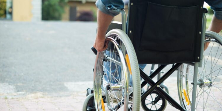 معاون کمیته امداد استان؛ یک خیر ۳۰ دستگاه ویلچر به سالمندان کمیته امدادهرمزگان اهدا کرد