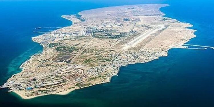 محسن رضايي: تمام جزيره قشم بايد منطقه آزاد شود