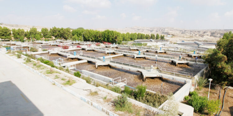 دلایل بوی فاضلاب در بندرعباس/ تاکید رئیس کل دادگستری بر رفع موانع پیش روی انتقال پساب به صنایع غرب