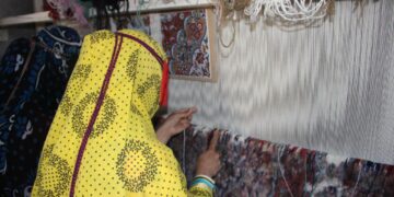 تسهیلات معیشتی به بافندگان فرش روستایی درهرمزگان پرداخت می شود