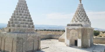 پایان مرمت دوگنبدان کوخرد در بستک