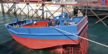 اولین نمونه ایرانی شناور اسکیف به ‌آب‌ انداخته شد