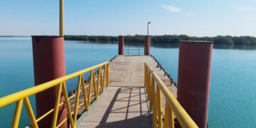 اسکله فلزی در بندرگاه خمیر نصب شد