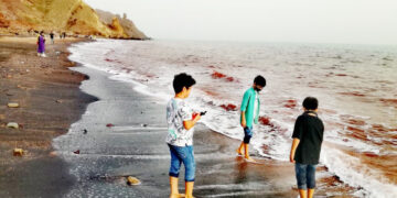 بی رنگی های رنگی / گردشگران جزیره هرمز از نبود زیرساخت های خدماتی گلایه مند هستند