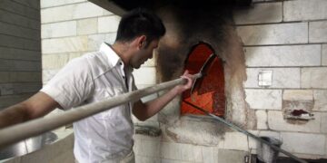 سهمیه آرد و سوخت برخی نانوایی‌ها در بندرعباس قطع می‌شود