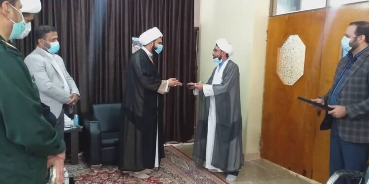 هدیه متبرک آستان قدس رضوی به امام جمعه سیریک اهدا شد