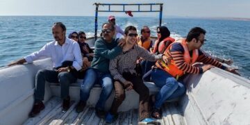 مسافران با اتوبوس های گردشگری سفر به قشم را دور می زنند  سفر به قشم ثبت نامی می شود