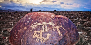 شرایط برای نگهداری تخصصی  سنگ نگاره های دهتل فراهم شود