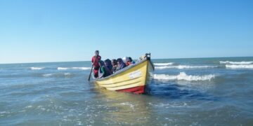 مسافران برای سفر به قشم اسکله های رسمی را دور می زنند/ اختیار به دریابانی برای برخورد با شناورهای غیرمجاز مسافری