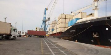 تخلیه و بارگیری 13هزارتن شکر در بندرشهید رجایی