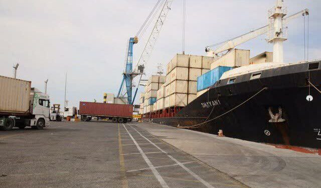 تخلیه و بارگیری 13هزارتن شکر در بندرشهید رجایی