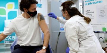 عکس روز| نخست‌وزیر کانادا واکسن می‌زند