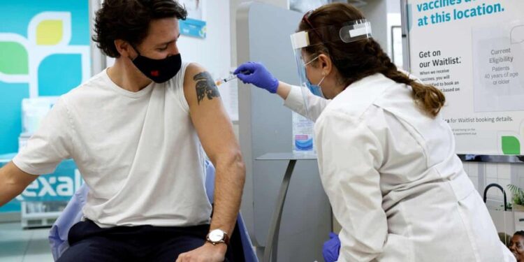 عکس روز| نخست‌وزیر کانادا واکسن می‌زند