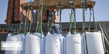 تخلیه و بارگیری ۳۶۰هزار تن انواع کالای اساسی در  بندر شهید رجایی