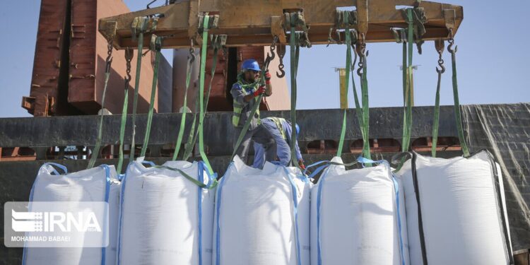 تخلیه و بارگیری ۳۶۰هزار تن انواع کالای اساسی در بندر شهید رجایی