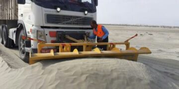 جاده ساحلی روستاهای بخش لیردف از شن روان پاکسازی شد