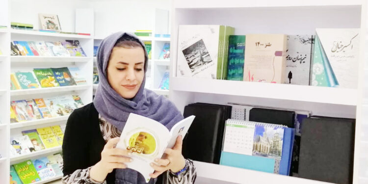 هاجر مظاهری مدیر خانه کتاب قشم