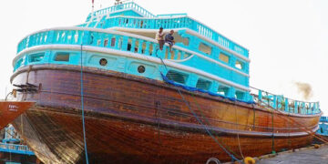 پهلوگیری بزرگترین لنج تجاری با ظرفیت ۲۷۰۰ تن در بندر شهید باهنر