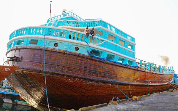 پهلوگیری بزرگترین لنج تجاری با ظرفیت ۲۷۰۰ تن در بندر شهید باهنر