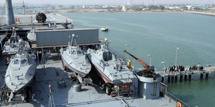 بازگشت پیام آوران صلح نیروی دریایی ارتش از آب های آزاد