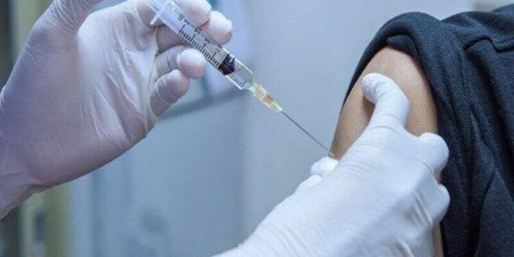 افراد روستایی بالای ۱۸ سال در هرمزگان واکسینه می‌شوند