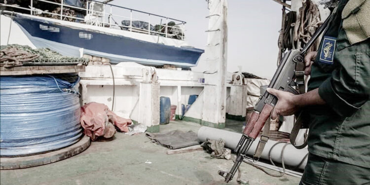 توقیف ۴ شناور صید ترال در آب‌های خلیج فارس