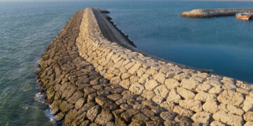 در نشست مدیران کل  شیلات و  بنادر و دریانوردی هرمزگان مطرح شد؛ برای تجهیز و لایروبی موج شکن ها اعتبار۲۳ هزار میلیارد ریالی لازم است
