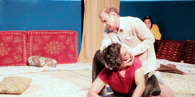 تلنگری به نسل جدید نگاهی به نمایش هملت پشتکوهی