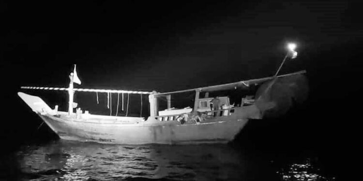 نجات یک فروند لنج عمانی در آب های شرق جاسک