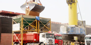 ۱۲ فروند کشتی کالاهای اساسی  در بندرشهید رجایی پهلوگرفت