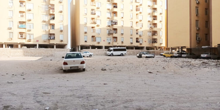 اجرای موسیقی محلی توسط دانش آموزان مدرسه رودکی روستای مچاهیل در تقدیر از معلمین بخش شیبکوه بندرلنگه