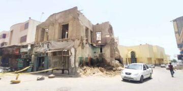 خطر ریزش؛  ساختمان کارگزاری مجالی برای اخطار ندارد