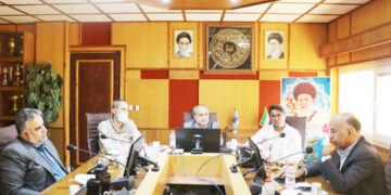 در نشست مدیران صنعت آب و برق با رئیس مجمع نمایندگان استان مطرح شد؛ ناگزیر به توسعه آب شیرین کن ها هستیم