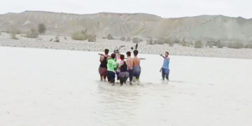 مصائب عبور از رودخانه سدیچ جاسک