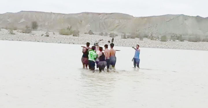 مصائب عبور از رودخانه سدیچ جاسک