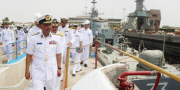 مقام عمانی:  توانمندی‌های نیروی دریایی ارتش جمهوری اسلامی ایران شگفت‌انگیز است