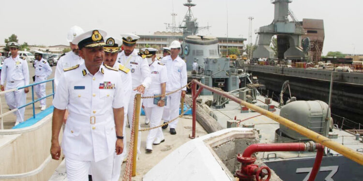 مقام عمانی:  توانمندی‌های نیروی دریایی ارتش جمهوری اسلامی ایران شگفت‌انگیز است