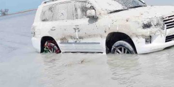 خودرو لوکس قاچاق گرفتار در  گل و لای توسط دریابانی ضبط شد/ امحای فنی عاقبت خودروهای لوکس قاچاق