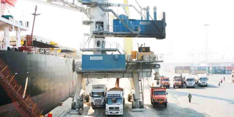 پهلو دهی کشتی در بندر شهید رجایی