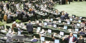 با رأی نمایندگان صورت گرفت؛ موافقت مجلس با دوفوریت لایحه متناسب سازی حقوق کارکنان دولت