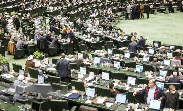 با رأی نمایندگان صورت گرفت؛ موافقت مجلس با دوفوریت لایحه متناسب سازی حقوق کارکنان دولت