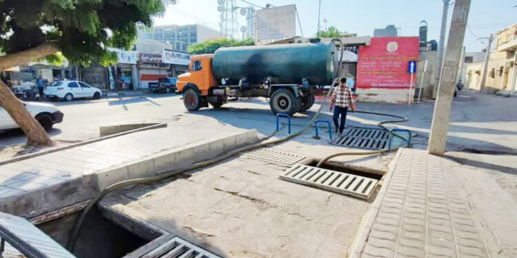 باهدف مدیریت بحران سامانه‌های بارشی صورت گرفت؛ کانال‌های سطح شهر قشم با اعتبار یک میلیارد ریال لایروبی شد