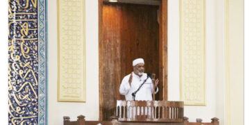 امام جمعه اهل سنت بندرعباس در مراسم خاکسپاری شش نفر از جان باختگان حوادث جاده ای کهورستان؛ مدیر راهسازی باید در دنیا و آخرت پاسخگوی حوادث جاده ای باشد شوماخر هم نمی تواند در جاده بندرعباس به لار رانندگی کند