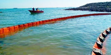 شکستگی خط لوله نفت، آب شهر بندرعباس را جیره بندی کرد قاطی شدن نفت با دریا باعث  قهرآب شیرین کن شد