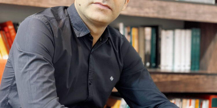 گفت‌وگو با مهدی میرآبی، نویسنده هرمزگانی درباره روزنامه‌نگاری، نویسندگی و سوژه‌های داستانی؛  داشتن تخیل قوی شرط اساسی برای داستان نویسی است