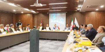 رئیس اتاق بازرگانی، صنایع، معادن و کشاورزی هرمزگان: دفتر مراودات تجاری دو جانبه در بندرعباس  و عمان راه‌اندازی شود